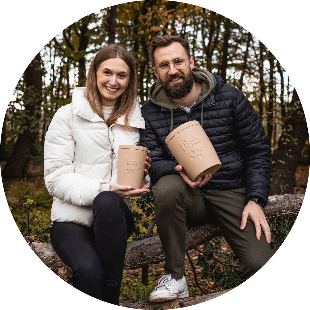 Kompostierbare und personalisierbare Ökournen von Connected2Nature. Hier sieht man Viki & Bene, das Team von connected2nature Tierurnen.